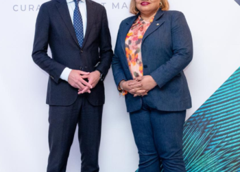 La Ministra Gumbs elogia al presidente saliente del CBCS, Richard Doornbosch, por fortalecer las instituciones y generar la confianza con St. Maarten