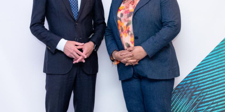 La Ministra Gumbs elogia al presidente saliente del CBCS, Richard Doornbosch, por fortalecer las instituciones y generar la confianza con St. Maarten
