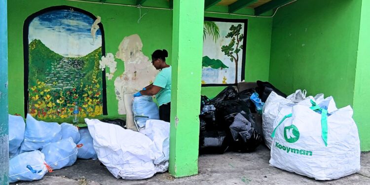 Native Nation St. Maarten recolecta más de 2,600 botellas en una campaña de reciclaje récord