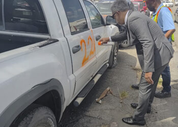 El Primer Ministro Mercelina se une a la campaña de remoción de vehículos siniestrados en Cole Bay y reafirma su compromiso con un Sint Maarten más limpio