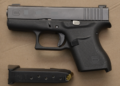 Dos hombres arrestados tras encontrar un arma de fuego durante un control policial en horas de la madrugada
