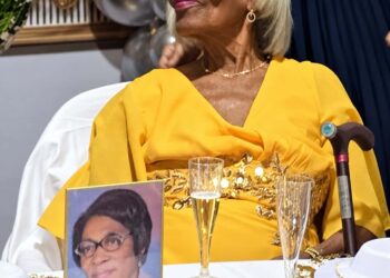 Richinel Brug felicita a la Sra. Dorothy Serrant por sus 100 años de vida
