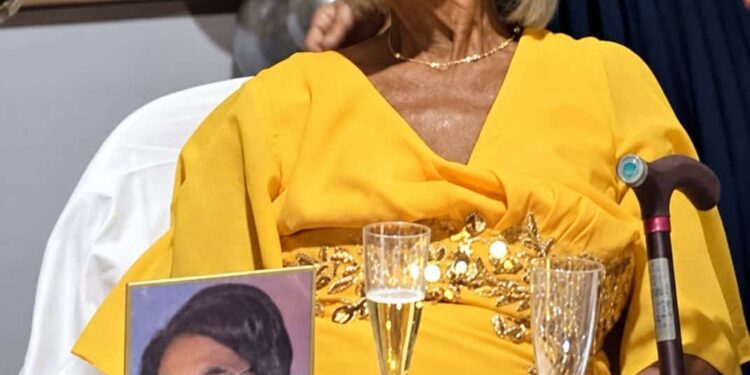Richinel Brug felicita a la Sra. Dorothy Serrant por sus 100 años de vida