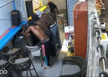 Denuncian robos en puestos comerciales del Festival Village