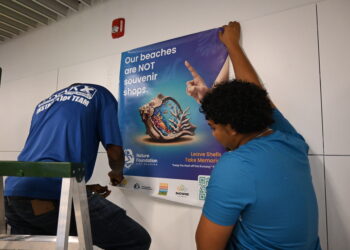 Nuevo letrero en el Aeropuerto de Sint Maarten recuerda a los visitantes: “Nuestras playas no son tiendas de recuerdos“