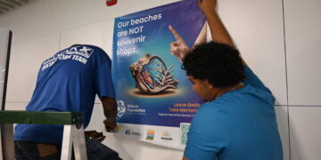 Nuevo letrero en el Aeropuerto de Sint Maarten recuerda a los visitantes: “Nuestras playas no son tiendas de recuerdos“