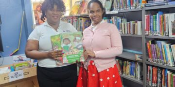 Mes de la Alfabetización: Pure Ocean Health Clinic impulsa la literatura local con una donación a la biblioteca