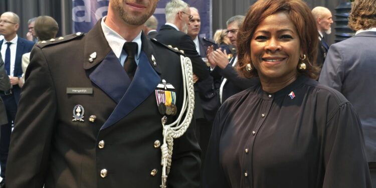 La Ministra Plenipotenciaria Arrindell asiste a la Ceremonia de Cambio de Mando de la Gendarmería Real de los Países Bajos