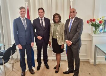 La Ministra Plenipotenciaria Arrindell se reúne con el Director de la División del Banco Mundial para el Caribe sobre los proyectos del Fondo Fiduciario