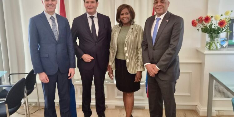 La Ministra Plenipotenciaria Arrindell se reúne con el Director de la División del Banco Mundial para el Caribe sobre los proyectos del Fondo Fiduciario
