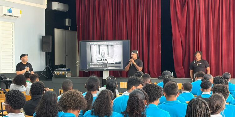 El taller "Fuera de las Agarradas 2.0″ invita a más de 300 jóvenes a reflexionar: ¿esto me parece bien?
