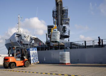 El HNLMS Pelikaan transporta agua potable a la zona afectada por el desastre en Venezuela