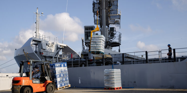 El HNLMS Pelikaan transporta agua potable a la zona afectada por el desastre en Venezuela