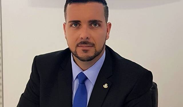 El exministro de TEATT, Stuart Johnson: La ampliación del aeropuerto de Anguila debe servir como una llamada de atención para la estrategia de Sint Maarten como centro regional
