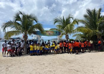 Estudiantes dan inicio a la Limpieza Internacional de Costas en Philipsburg para promover la protección del medioambiente
