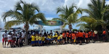 Estudiantes dan inicio a la Limpieza Internacional de Costas en Philipsburg para promover la protección del medioambiente