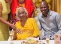 Richinel Brug felicita a la Sra. Dorothy Serrant por sus 100 años de vida