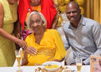 Richinel Brug felicita a la Sra. Dorothy Serrant por sus 100 años de vida