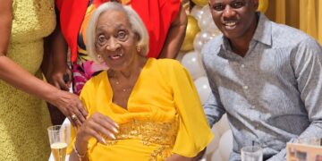 Richinel Brug felicita a la Sra. Dorothy Serrant por sus 100 años de vida