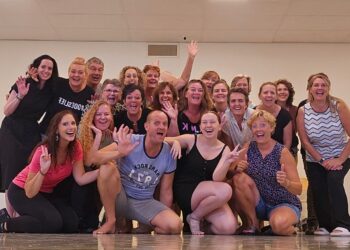 Casi 60 participantes se unen a la recaudación de fondos de teatro musical para la Fundación FREEGAN