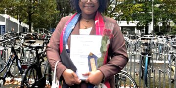 El Parlamentario Lyndon Lewis felicita a Teeryanne Tondu por sus logros Académicos