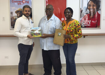 Telem recibe un ejemplar del libro infantil “In Emilio Wilson Park with Uncle Joe”
