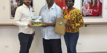Telem recibe un ejemplar del libro infantil “In Emilio Wilson Park with Uncle Joe”