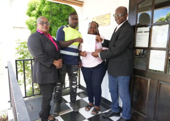 Primer grupo de residentes de Golden Rock logran ser propietarios de sus viviendas tras años de esfuerzo 