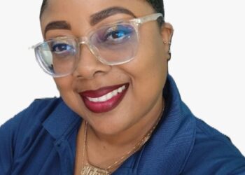 Celebración de 15 años de servicio dedicado: Un homenaje a Melackia Spencer