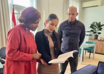 Ministra Plenipotenciaria Arrindell recibe en La Haya a los autores locales Dwight Williams y Claudine Williams-Wescot