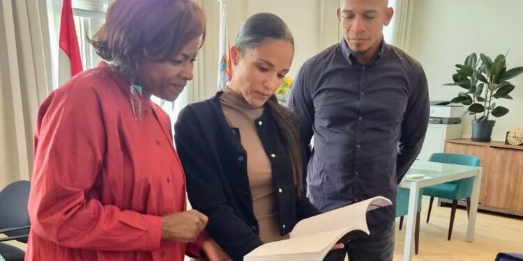 Ministra Plenipotenciaria Arrindell recibe en La Haya a los autores locales Dwight Williams y Claudine Williams-Wescot