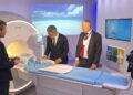 El PM Mercelina analiza soluciones para modernizar y conectar la atención sanitaria en Sint Maarten durante una visita a Philips
