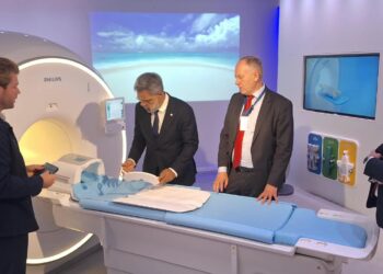 El PM Mercelina analiza soluciones para modernizar y conectar la atención sanitaria en Sint Maarten durante una visita a Philips
