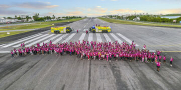 Princess Walk regresa a la pista del aeropuerto de Sint Maarten por el Mes de Concienciación sobre el Cáncer de Mama