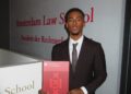 El MP Lyndon Lewis felicita a Denzel Washington por la obtención de un Máster en Derecho (LLM) en Derecho Tributario