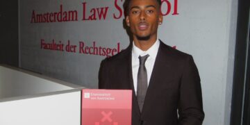 El MP Lyndon Lewis felicita a Denzel Washington por la obtención de un Máster en Derecho (LLM) en Derecho Tributario